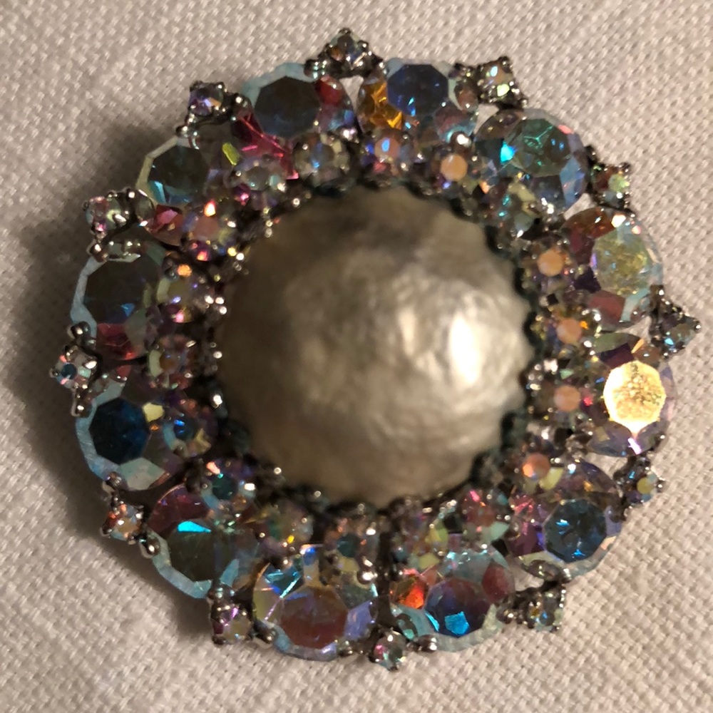 Weiss brooch